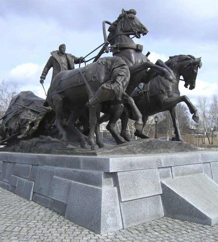 Ленск памятник тройка. Ленск памятник 3 коня. Памятник тройка лошадей в Ленске. Памятник с тремя лошадьми.