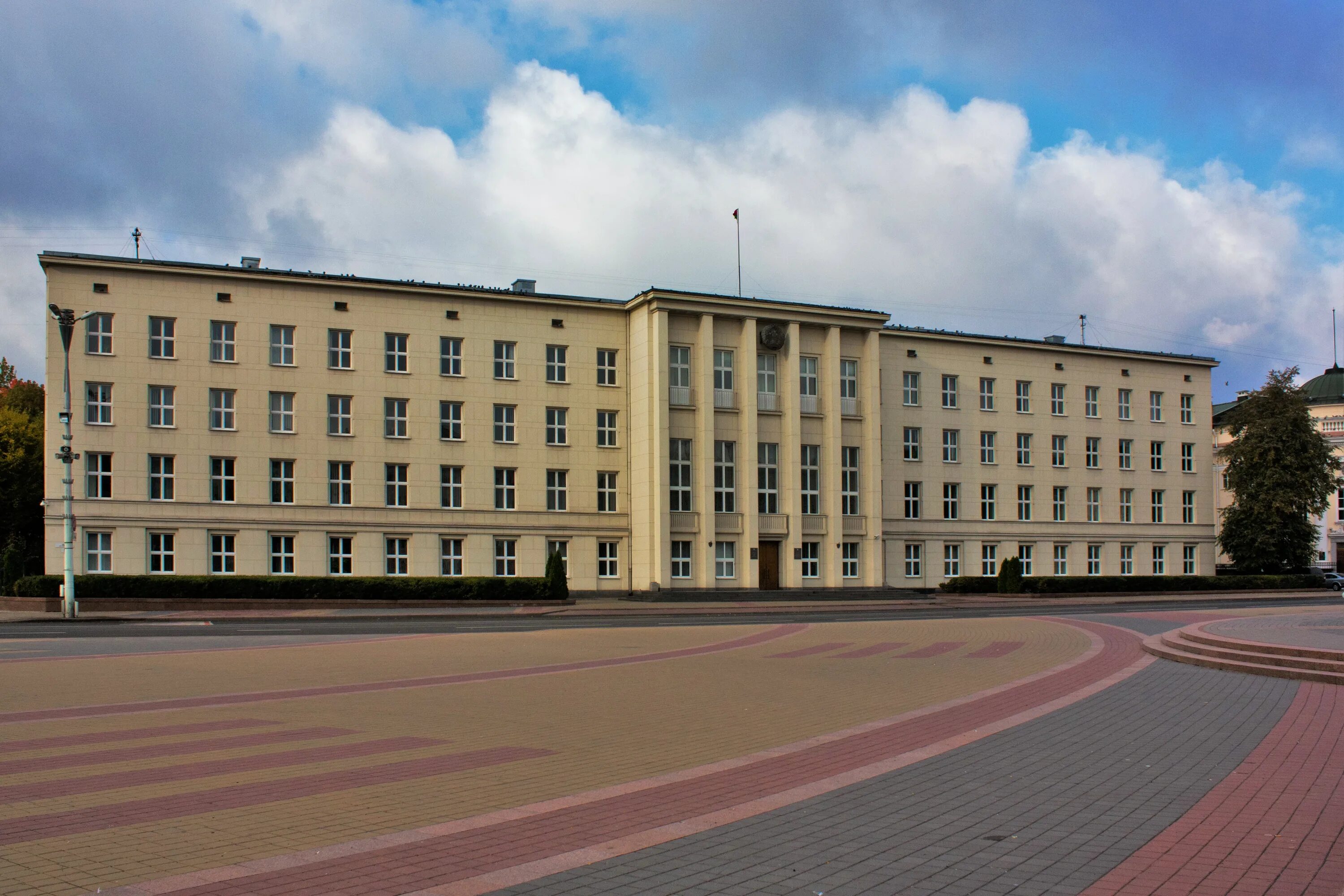 Начальник брестского исполкома. Структура брестского горисполкома. Брест облисполком. Брестский областной исполнительный комитет здание. Брестский областной исполнительный комитет.