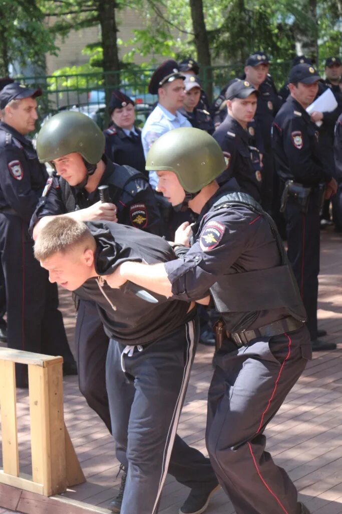 Арест ситуация. Учения полиции. Сотрудники полиции в экстремальной ситуации. Сотрудники ОВД В экстремальных. Учения сотрудников полиции.