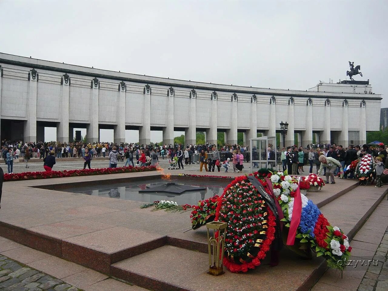 Москва метро на поклонной горе. Поклонная гора в Москве. Поклонная гора музей. Парк Победы Москва сейчас. Октябрь Поклонная гора.