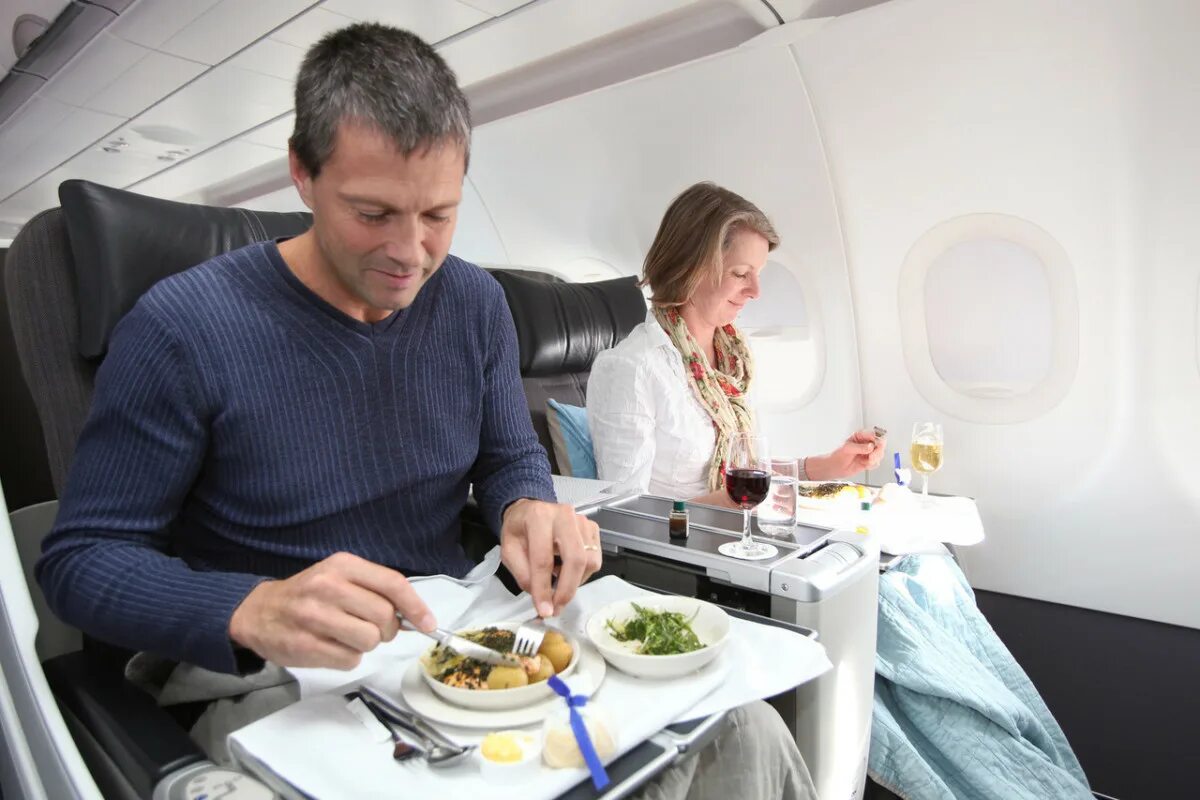 Можно яйца в самолет. Перекус в самолет. Еда в самолете. Еда с собой в самолет. Перекус в самолет с собой.