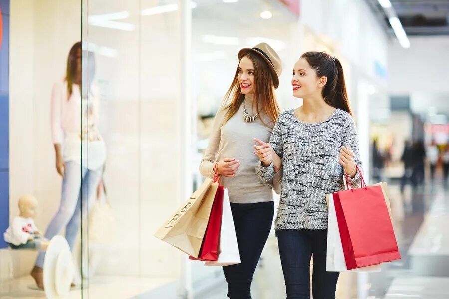 Переведи go shopping. Женщина в торговом центре. Подруги в торговом центре. Шоппинг с подругами. Люди шопятся в торговом центре.