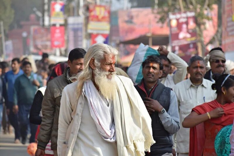 Индия первая в мире. Священные люди. Индусы молятся. Hindu man.