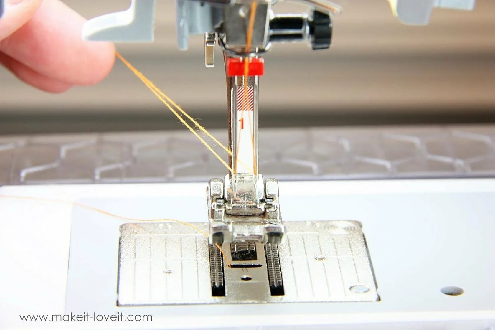 Как вставить нитку в иголку швейной машинки