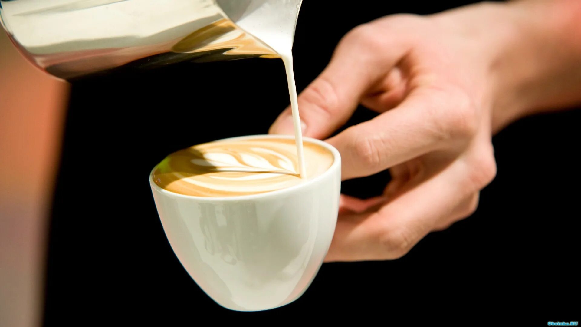 С каким молоком пьют кофе. Наливает кофе. Кофе наливают в чашку. Кофе наливают в кружку. Кофе с молоком.
