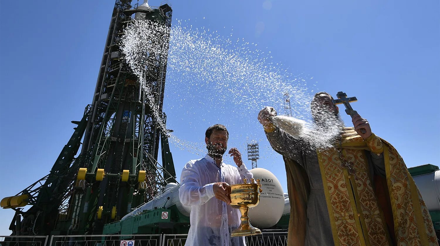 Брызгают святой водой. Освящение ракеты. Священник освящает ракету. Окропление водой. Освящение космического корабля.