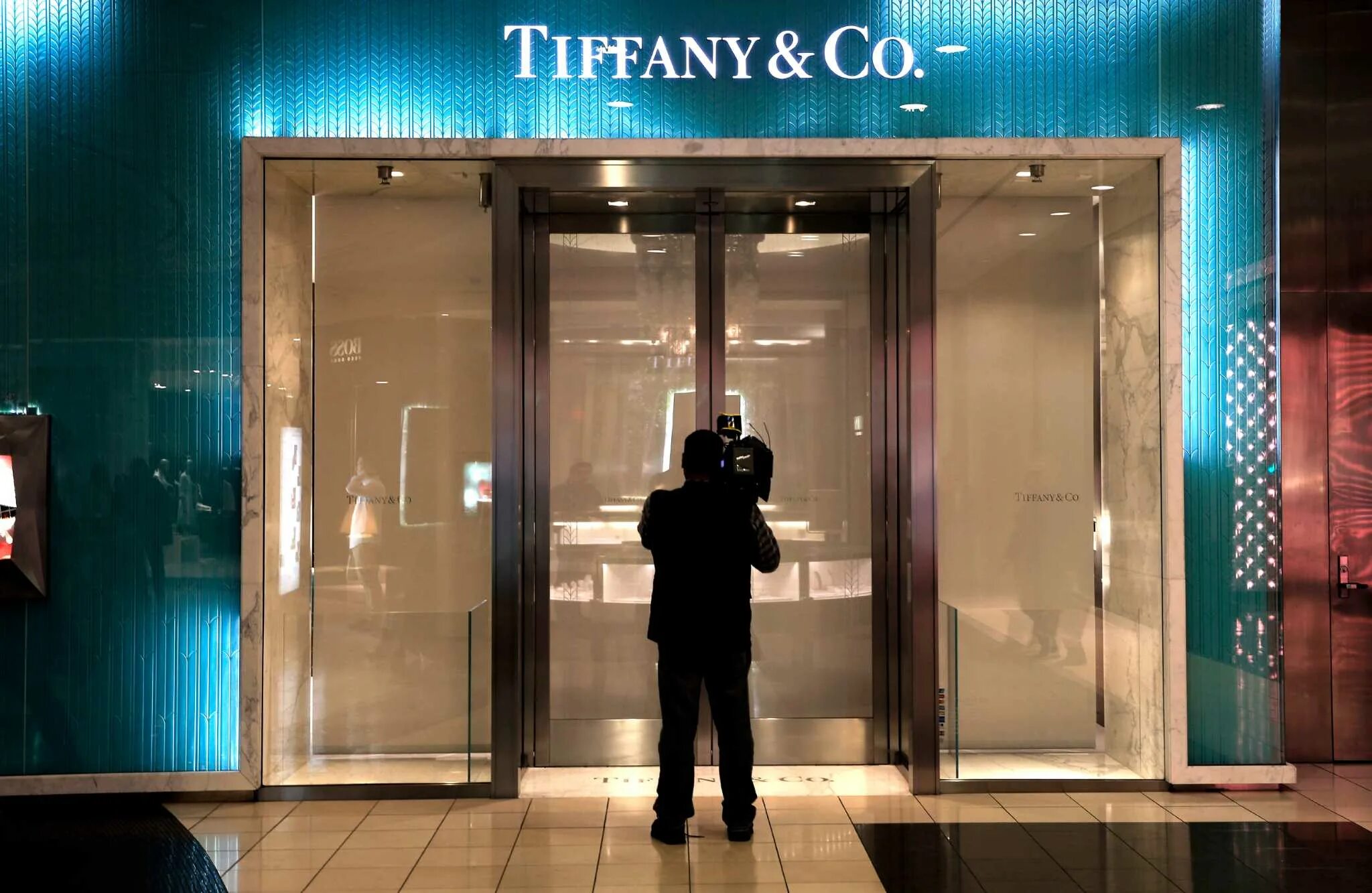 Магазин Тиффани в Нью-Йорке. Бутик Тиффани. Tiffany and co ГУМ. Ювелирный магазин Тиффани. Дом тиффани