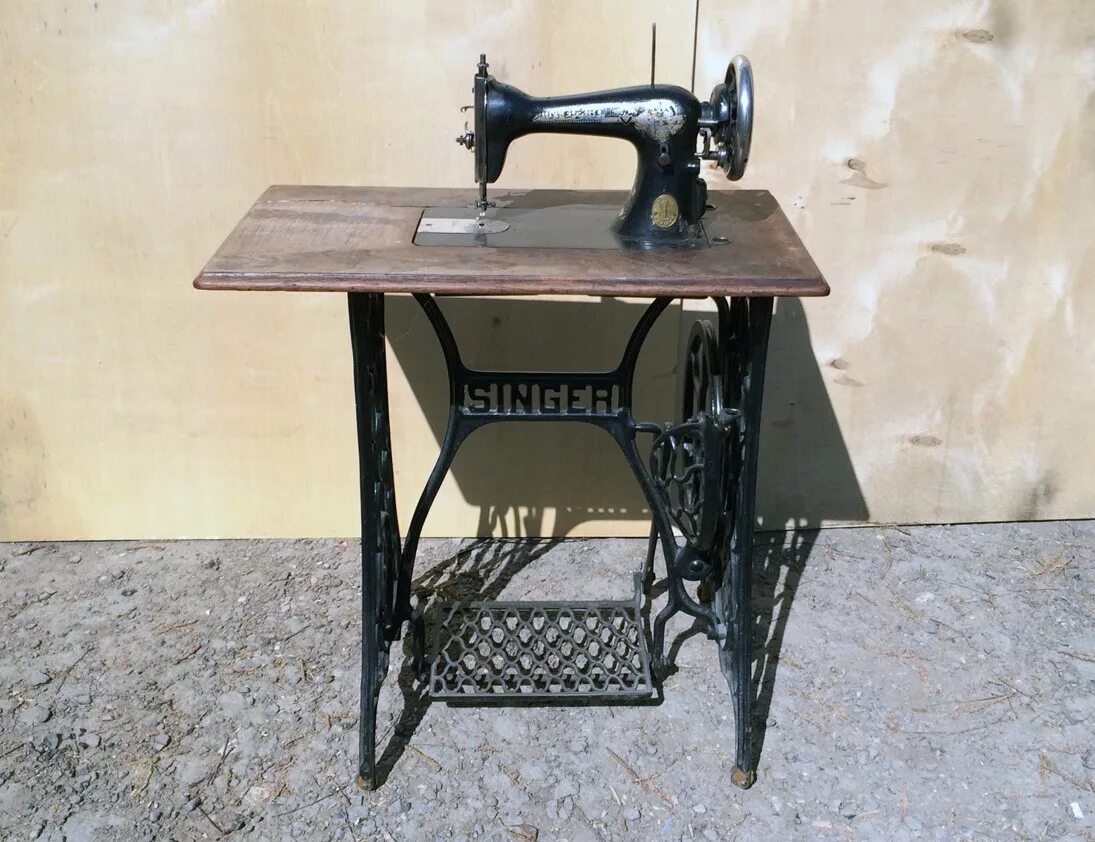 Швейные машинки старого образца зингер. Швейная машинка (Zinger super 2001). Зингер швейная машинка Zinger. Машинка Зингер ножная. Zinger швейная машинка ножная.