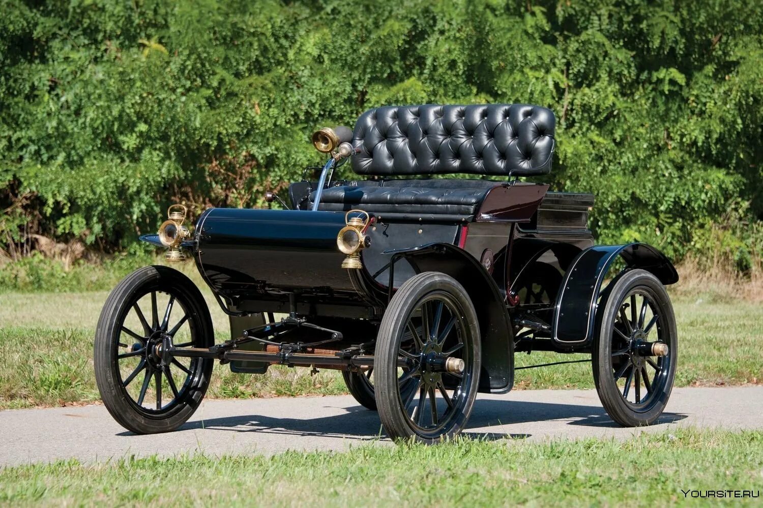 Первые серийные автомобили. Oldsmobile Curved Dash 1901 года. Ford model f 1905. Олдсмобиль 1900. Oldsmobile 1901.