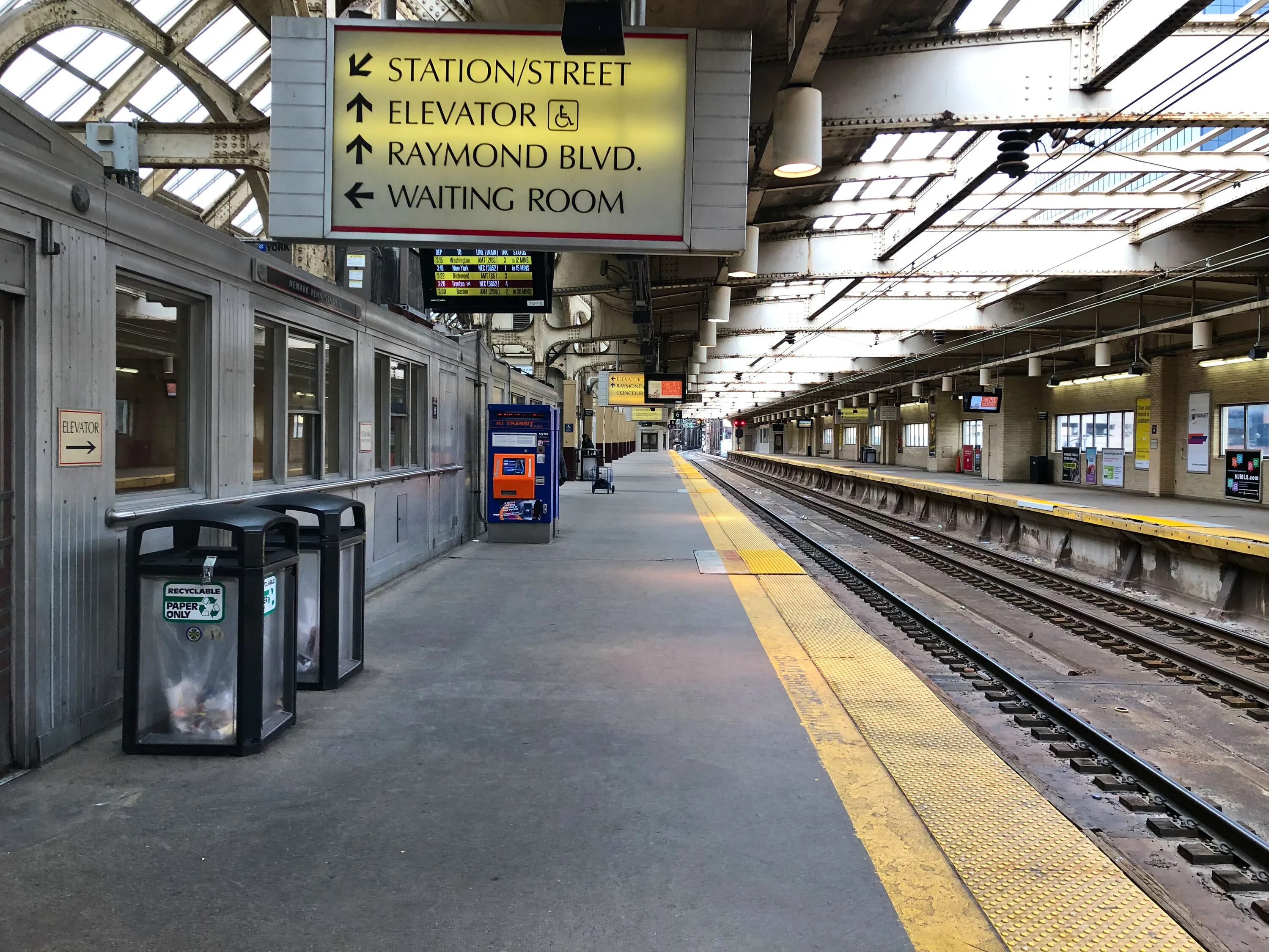 Station трек. Фото поезда мегаполис в дороге. Station трек. Станция трек. E-station.