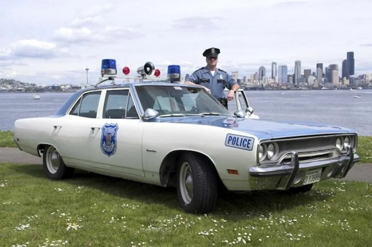 Pd cars. Додж авенджер полиция. Полицейский додж чарджер. Додж чарджер полиция. Американская машина sheriff.