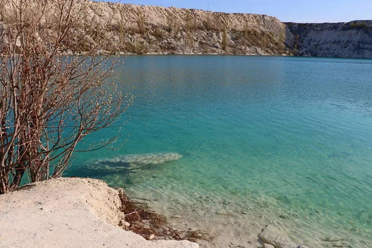 Марсианское озеро Симферополь. Марсианское озеро Бахчисарай. Голубое озеро в Крыму Бахчисарай. Скалистое Крым озеро.