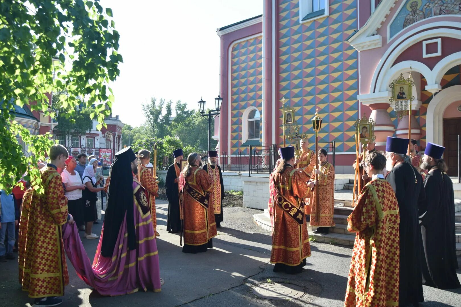 Праздник накануне поста. Храм Константина и Елены Абакан. Градо-Абаканский храм равноапостольных Константина и Елены. Константино-Еленинский монастырь икона Елены равноапостольной. Храм святых равноапостольных Константина и Елены (Коканд).