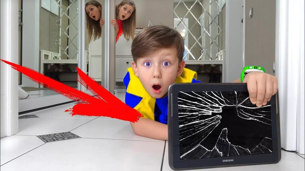 Ребенок разбил телевизор. Ребенок разбил планшет. Сеня разбил новый планшет. Разбитый детский планшет.
