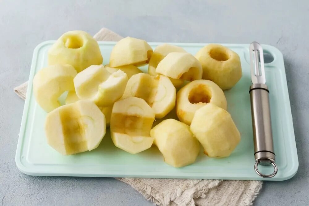 Можно заморозить яблоки. Мороженые яблоки. Заморозка яблок. Заготовки из картошки в морозилку. Перемороженное яблоко.