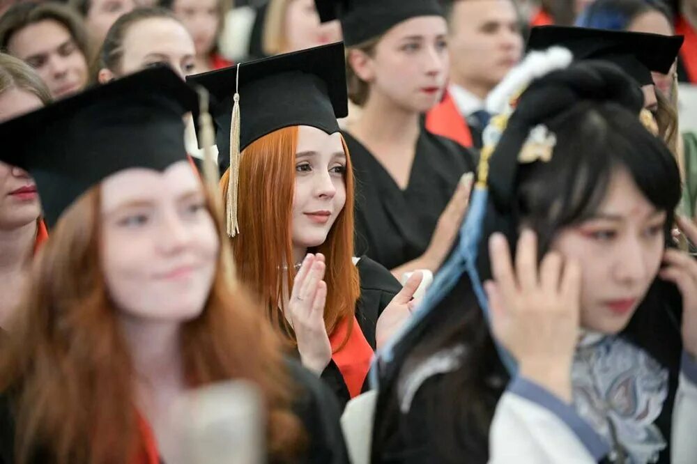 Фото выпускников СИБГУ 2003. СПБГУ направления. СПБГУ вручение дипломов 2011. СПБГУ выпускной медведь.