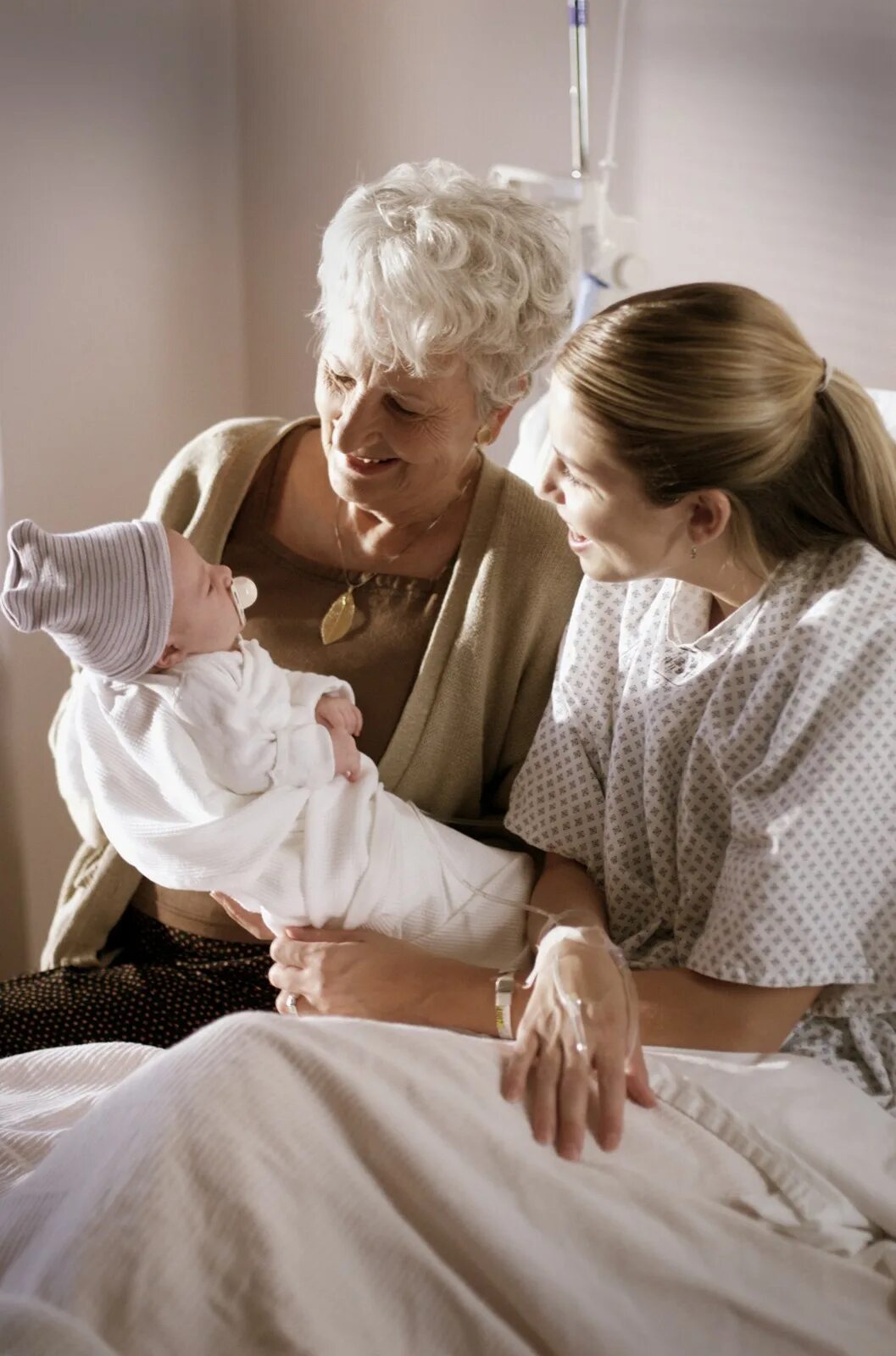 Мать несколько дней. Поколения мам. Младенец мама и бабушка. Бабушка с младенцем. Бабушка с дочкой.