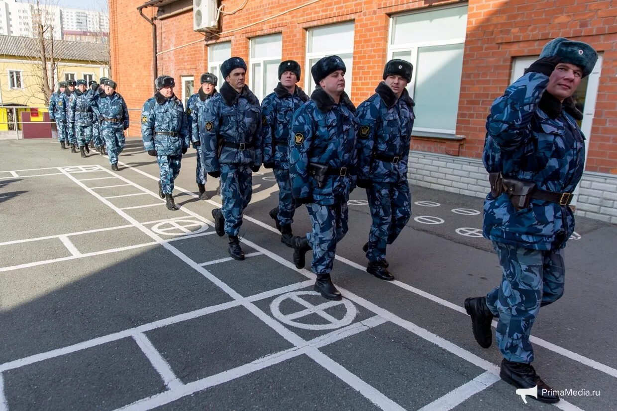 Под конвоем. Зарплата конвоира. Спецподразделение по конвоированию. Полицейский конвой. Уфсин конвой автозак.