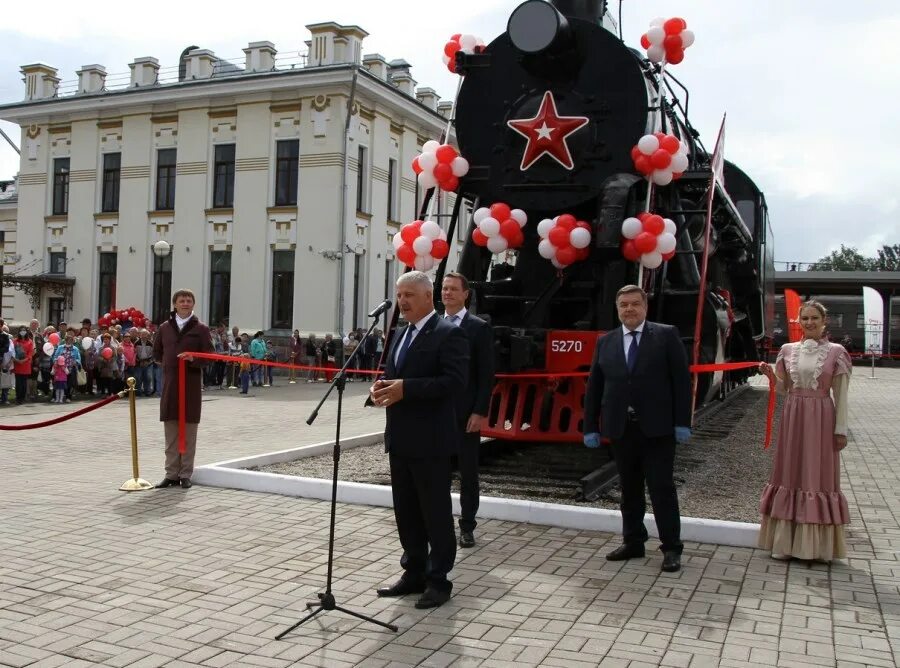 День г железнодорожный. Паровоз л 5270 Рыбинск. Рыбинск ЖД вокзал паровоз. Паровоз в Рыбинске на вокзале. Рыбинск паровоз памятник.