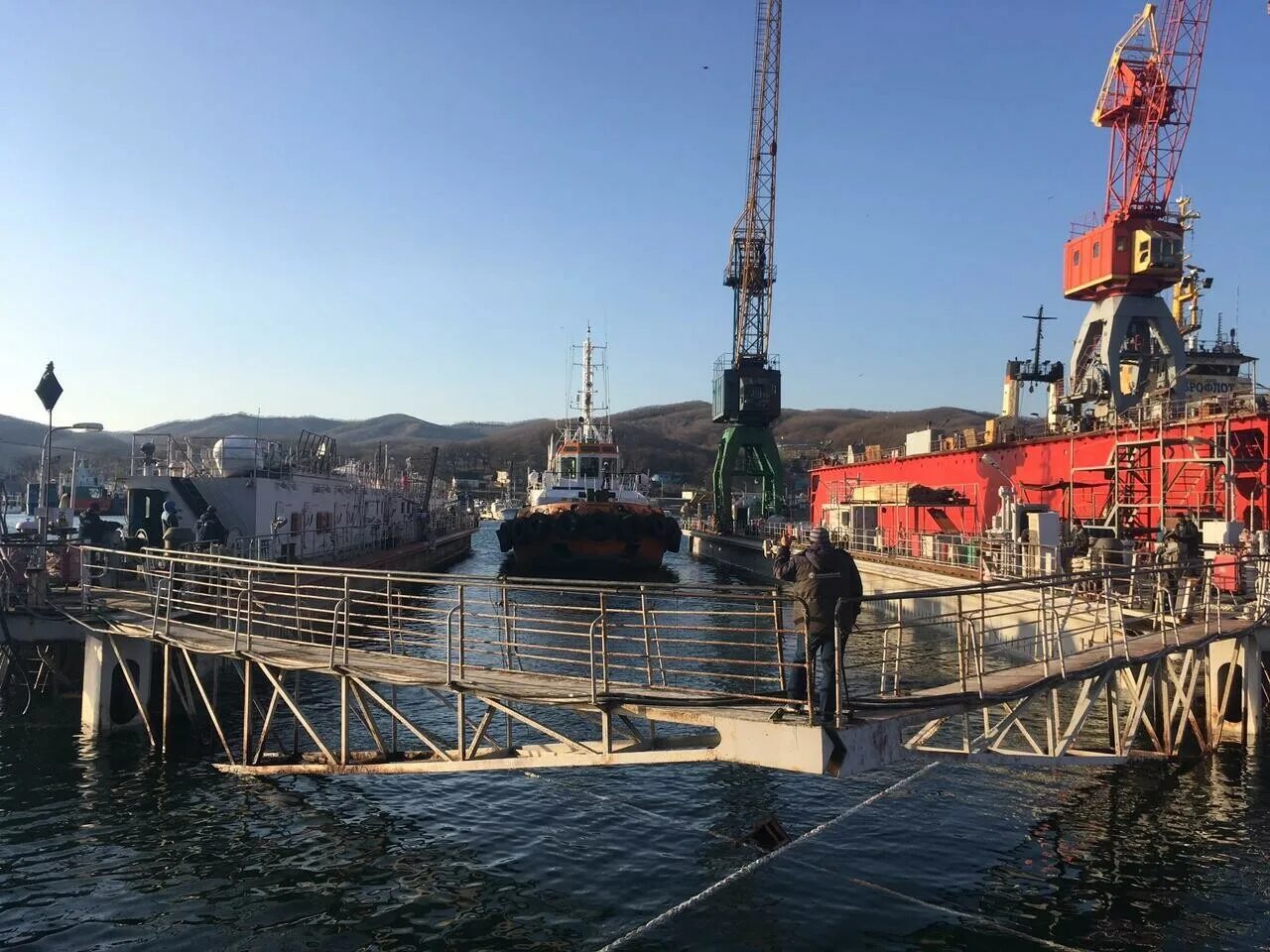 Ооо славянский 2000 завод приморский край. Блок докового цеха приморский завод. Ливадийский ремонтно-судостроительный завод. Ливадийский судоремонтный завод. Стройка завода.
