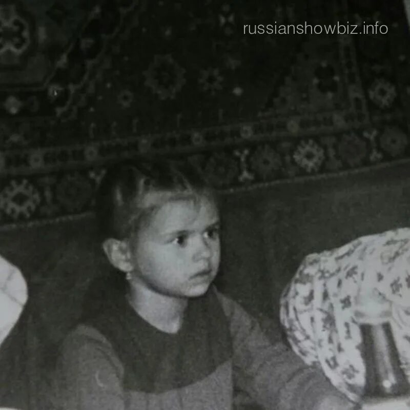 анна семенович в юности. детское фото семенович. анна семенович в детстве. семенович в детстве. анна семенович в детстве и в молодости.