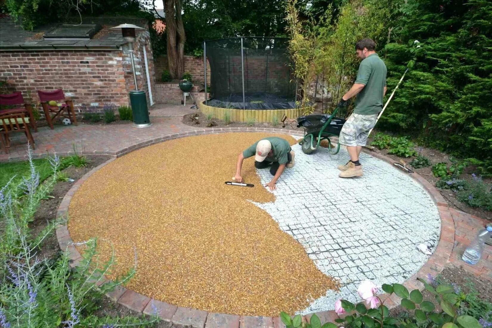 Покрытие для дорожек на даче. Садовые дорожки. Дорожки из мраморной крошки. Мульчирование мраморной крошкой. Покрытие для дорожек на даче.
