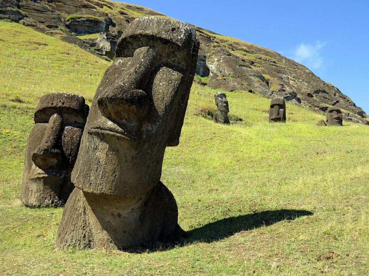 Статуи на острове. Остров Пасхи статуи Моаи. Каменные истуканы острова Пасхи. Каменные статуи Моаи остров Пасхи Чили. Каменные истуканы Моаи на острове Пасхи.