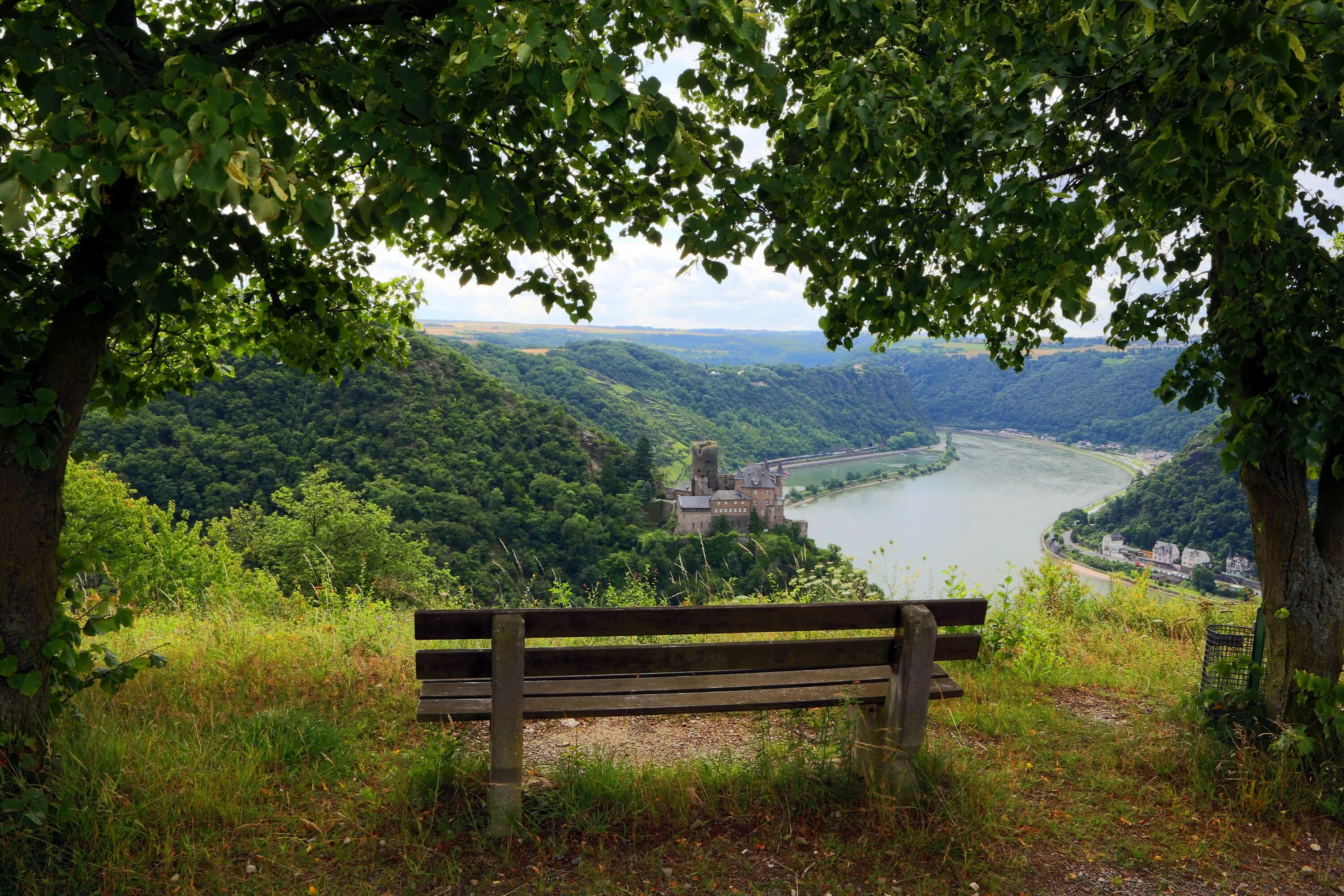 Окна холм. Пейзаж со скамейкой. Природа Германии. Лавочка у озера. Вид с холма на реку.