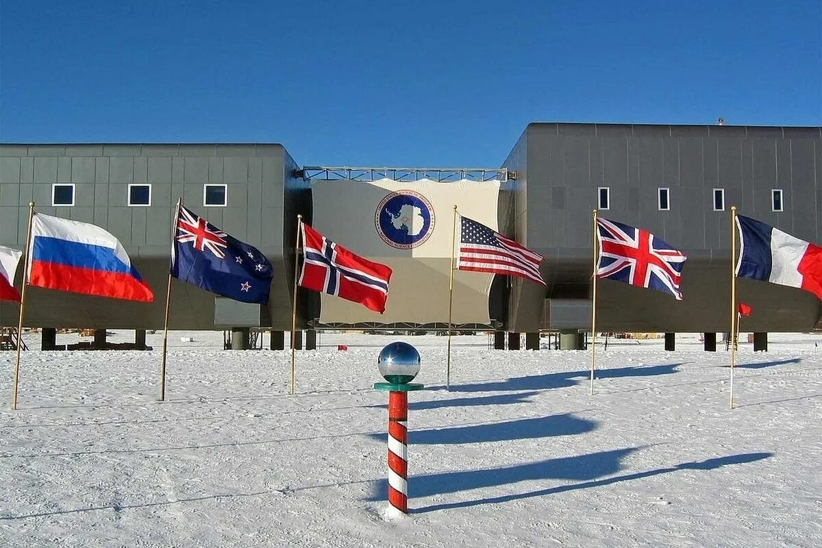 Станция амундсен скотт. База мак мердо в антарктиде. Станция на южном полюсе сша. Станция мак мердо антарктида. Ледник слоновья нога гренландия.
