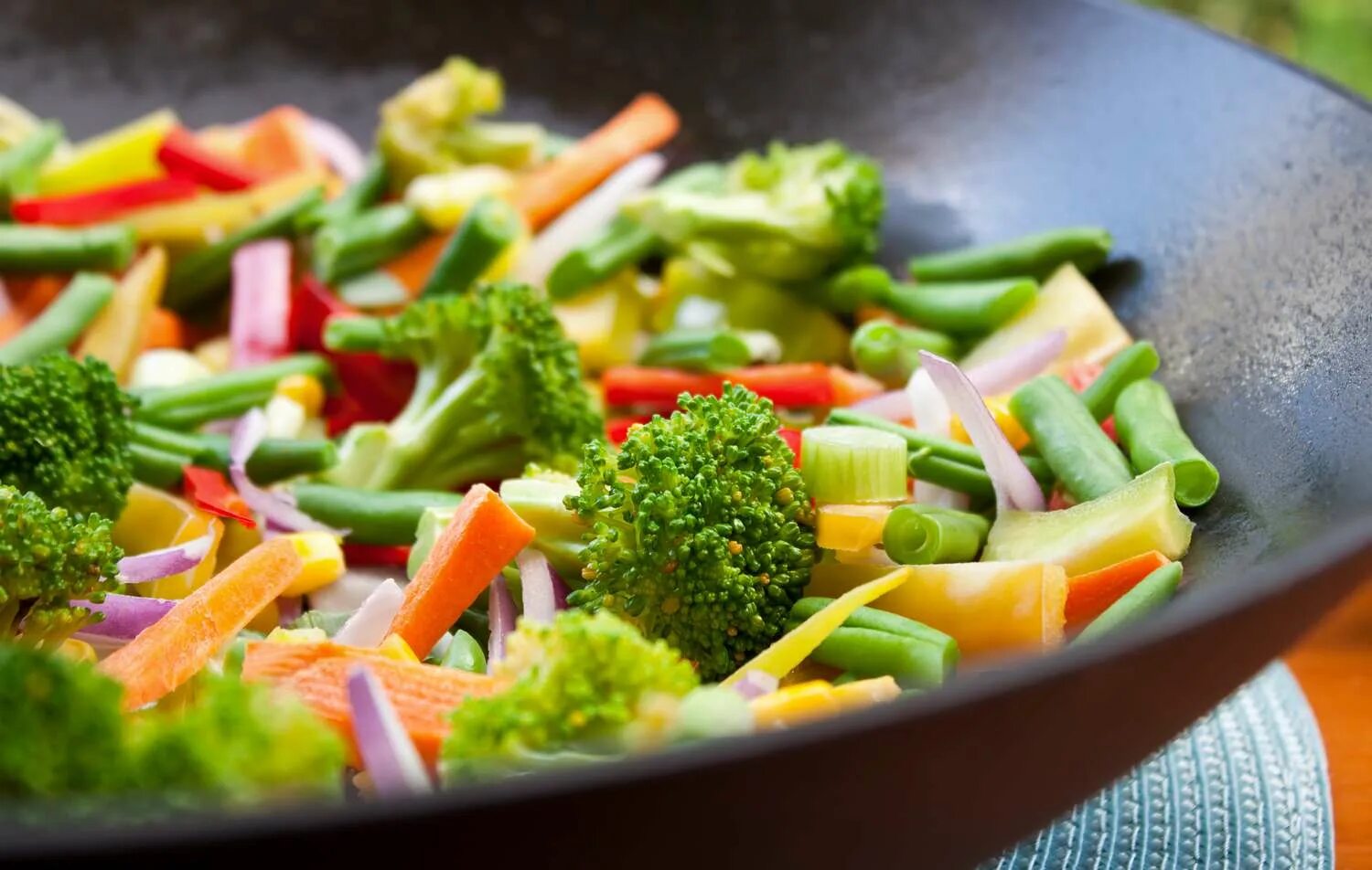 Fry vegetables. Вегетарианская еда. Вегетарианская кухня. Вегетарианское питание. Вегетарианские продукты.