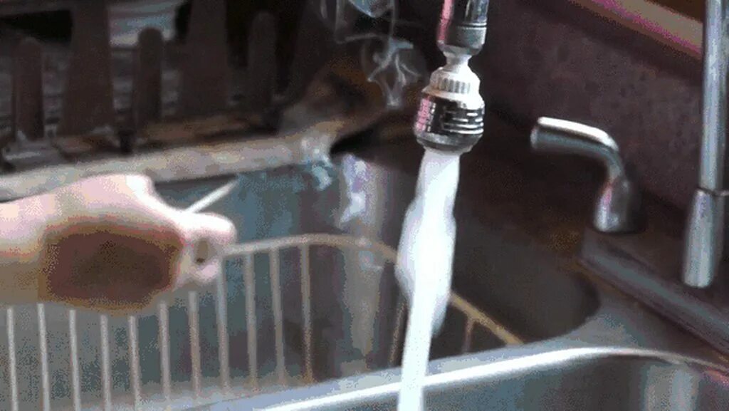 Кран с водой. Плохая вода из крана. Вода из крана. Горячая вода. Вода гифка.