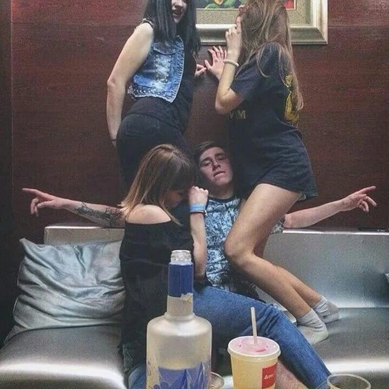 Три девушки после клуба. Молодежные пьянки и вечеринки. Девушка бухает. Молодежные пьянки девушки.
