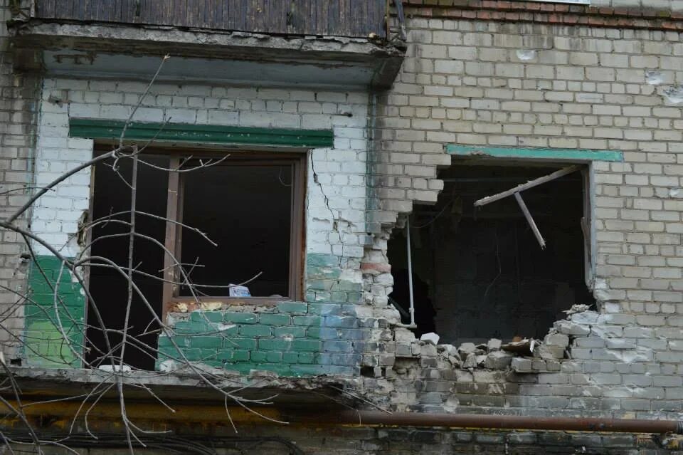 Горловка донецкая область улица бессонова 23. Обстрел домов. Горловка комсомолец обстрел. Пересыпкина 16 горловка. 5 й квартал горловка.