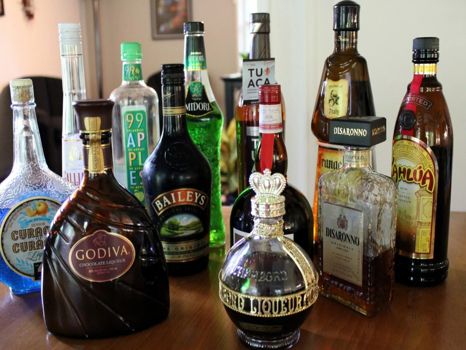 Ликер куантро. Апельсиновый ликер куантро. Ликеры видео. Ликер baileys original irish cream. Бейлис ликёр крепость.