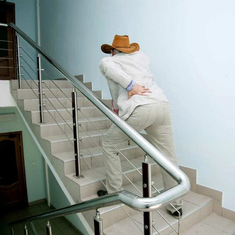 Больно подниматься по лестнице. Бабушка на лестнице. Старик поднимается по лестнице. Устал подниматься по лестнице. Лестница для пожилых людей.