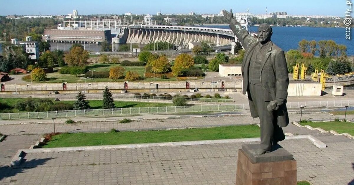Запорожье ленина. Памятник ленину в запорожье на днепрогэсе. Ленин в запорожье. Запорожье ленина. Памятник ленину на запорожской площади.