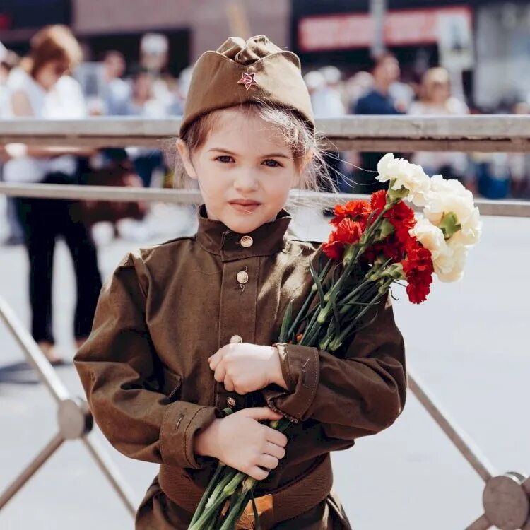 День Победы для детей. С днем Победы. Фотосессия день Победы. Ребенок с цветами 9 мая.