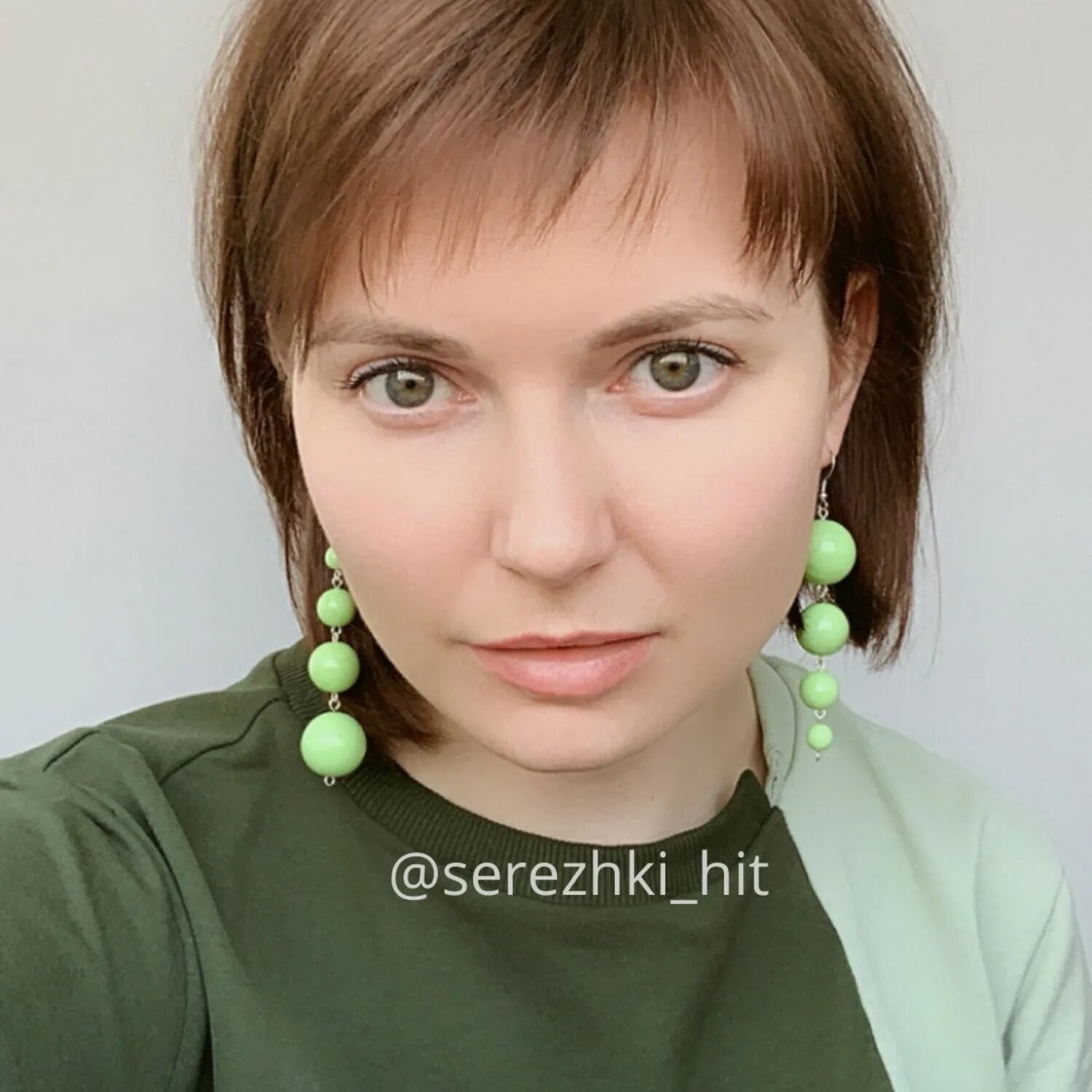 Светло зеленые серьги