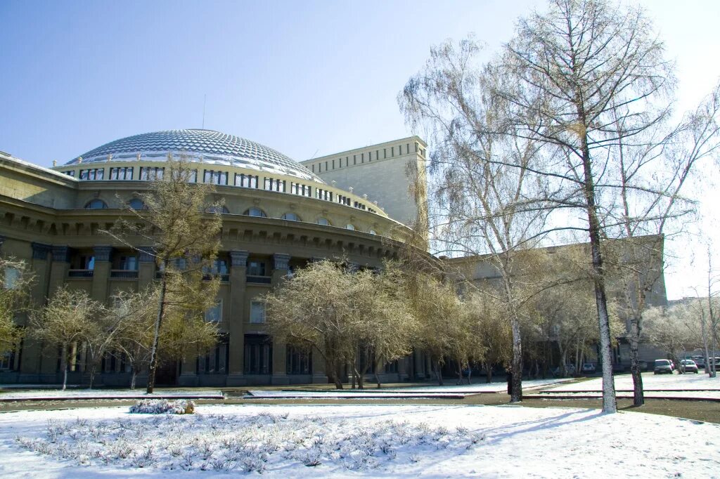 Новосибирск театр адрес. Оперный театр Новосибирск. Первый театр Новосибирск. Оперный театр Новосибирск зимой. Театр в Центральном парке Новосибирск.