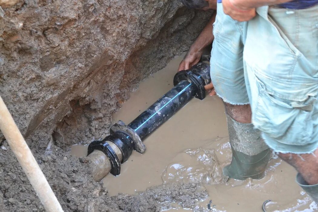 Течь трубы под землей. Пррвало водопровод под землёй. Порыв водопроводной трубы под землей. Монтаж чугунного водопровода. Прорыв водопровода.