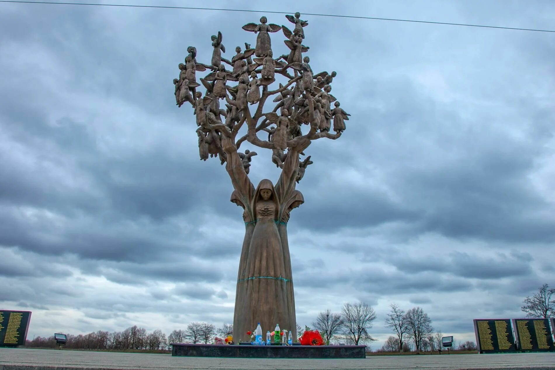 Город ангелов Беслан Древо скорби. Дерево скорби в Беслане. Памятник Древо скорби. Памятник дерево скорби в Беслане. Памятники терроризму