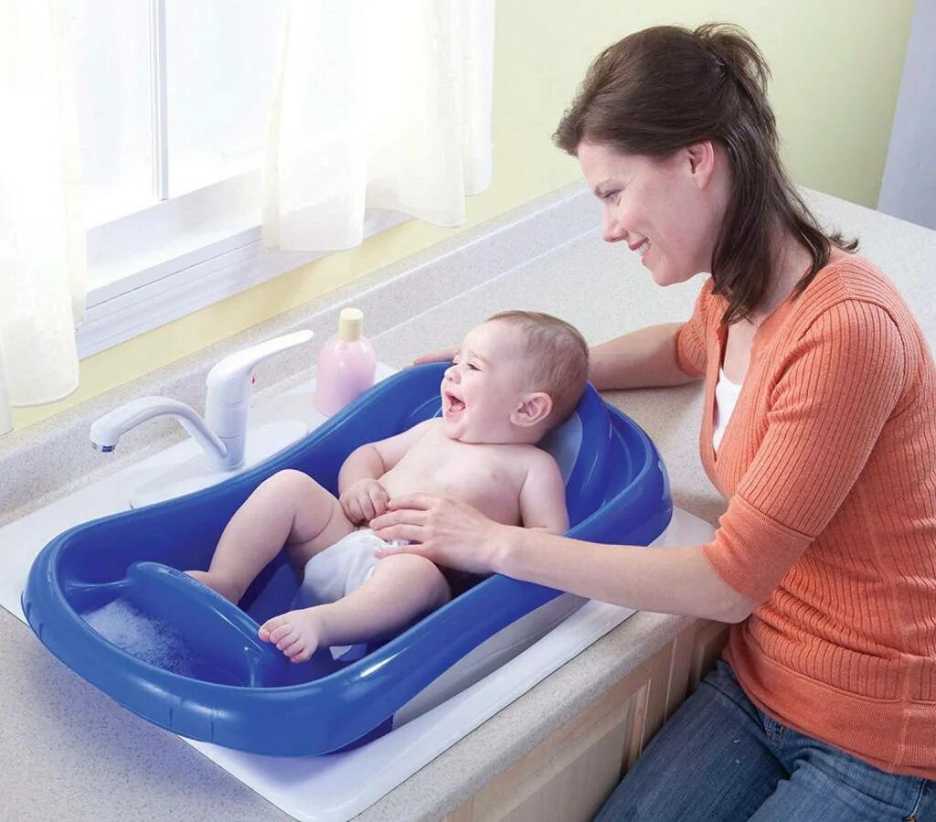 Новорожденный ребенок первое купание. Ванночка для новорожденных. Ванночка для купания новорожденного. Ванночка для подмывания малыша. Пуканье новорожденного.