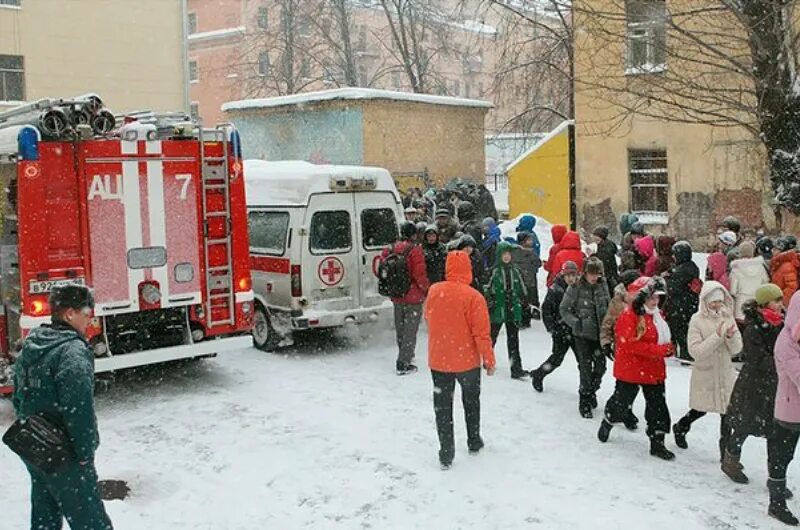 Минирование школ в екатеринбурге. Ульяновск 64 школа заминировали. Эвакуация в школе. Школа заминирована новости сегодня. Заминировали школы.