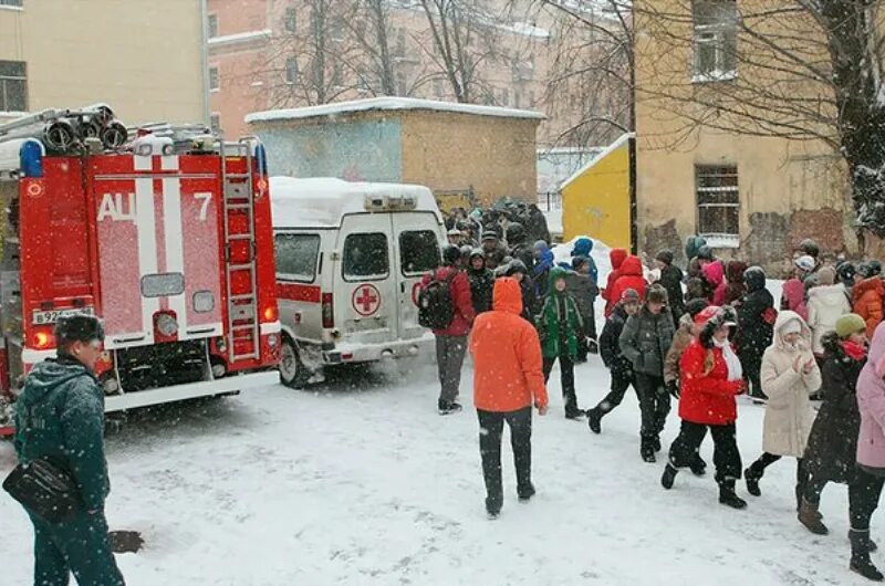 Эвакуация в школе. Минирование школ. Эвакуация детей из школы. Эвакуировали детей из школы. Школа заминирована новости