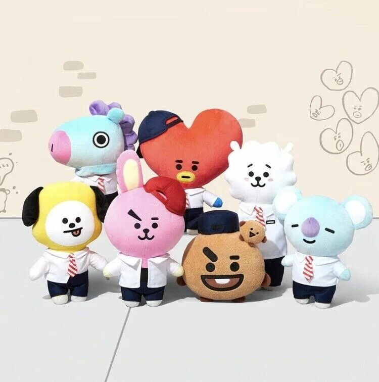 Bts персонажи. BTS игрушки bt21. Bt21 БТС С игрушками. БТС С игрушками бт21. BTS игрушки bt21 имена.