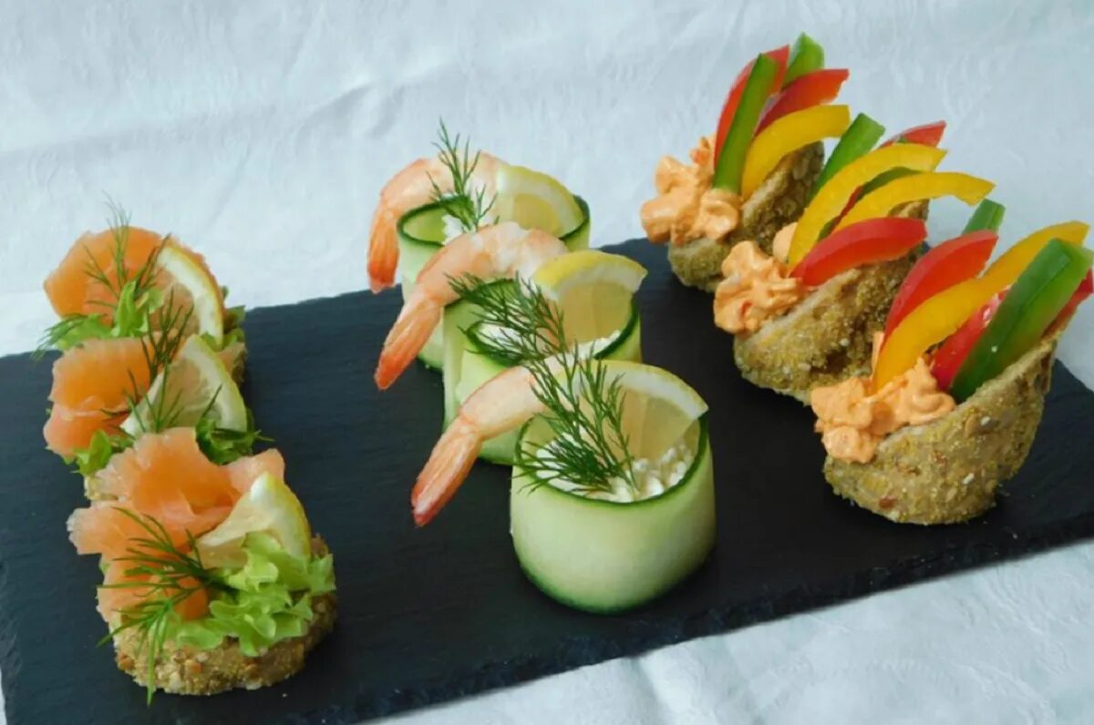 Красивая подача бутербродов на праздничный. Бутерброды на праздничный стол. Красивые бутерброды на праздник. Холодные закуски. Красивые бутерброды на праздничный стол.