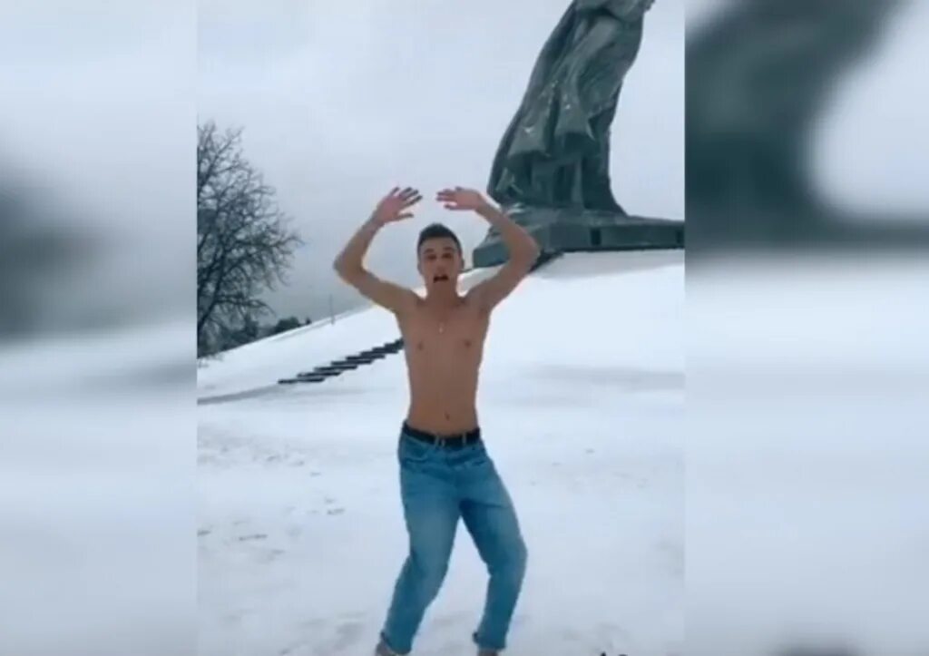 Пока ты танцуешь полуголой на мне. Перед мечетью танец. Танцы на кладбище. Пока ты танцуешь полуголой на мне. Пока ты танцуешь полуголой на мне.