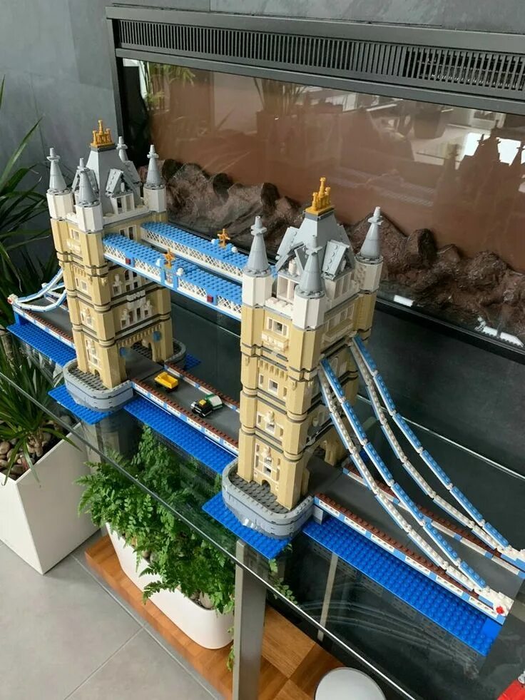 Completed builds. Лего архитектура Тауэрский мост. Тауэрский мост Лондон лего. LEGO Лондонский Тауэр. LEGO Architecture мост.