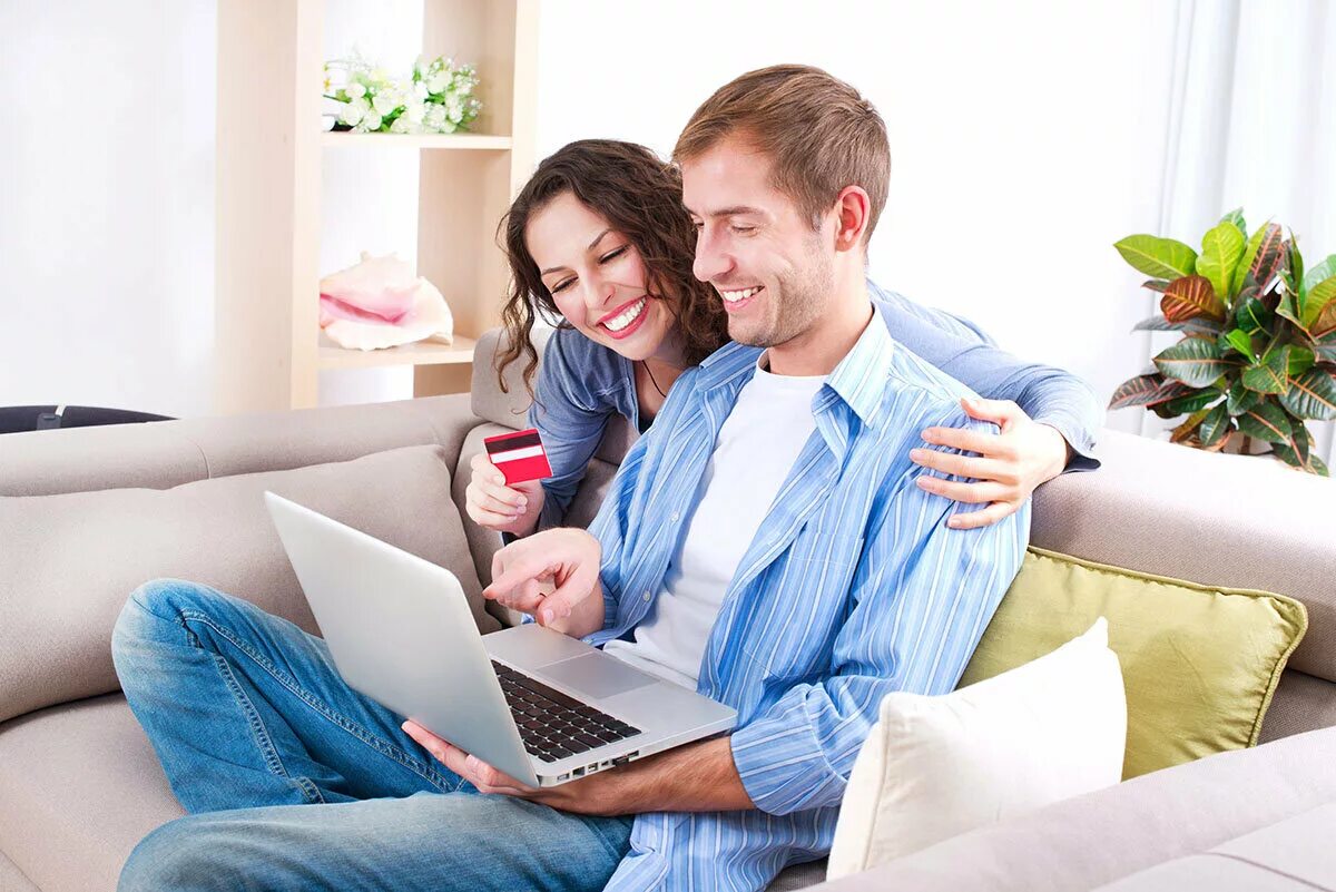 Мужчина женщина ноутбук. Мужчина и женщина за компьютером. Семья с ноутбуком. Мужчина и женщина в интернете.