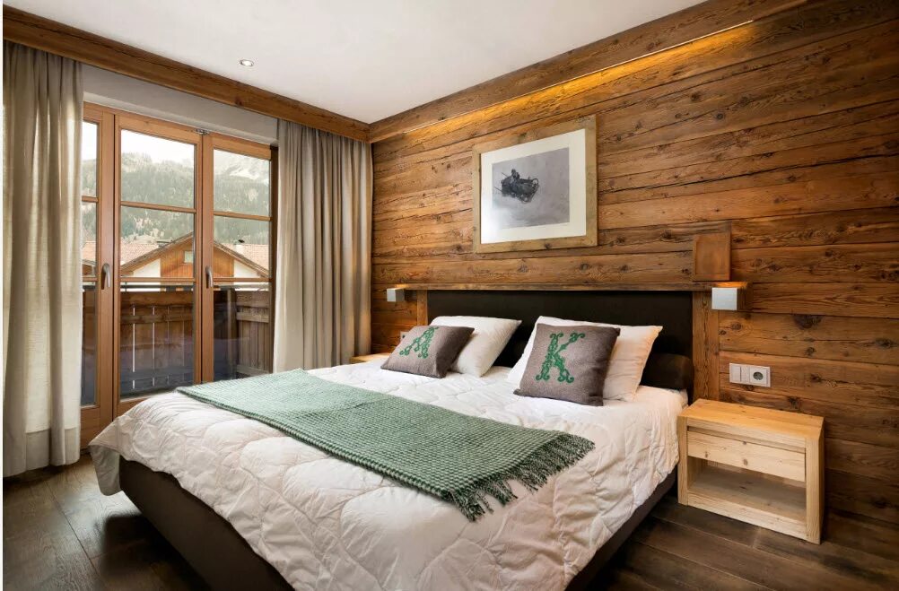 Квадратный метр дерева. Спальня дерево. Спальня с деревянной отделкой. Спальня отделанная деревом. Деревянная стена в спальне.